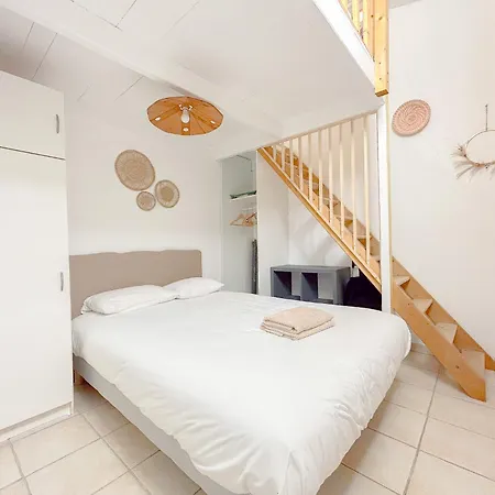Mas Centrale, Bord De Cour Interieur Ideal Pour 4 Personnes * Fréjus
